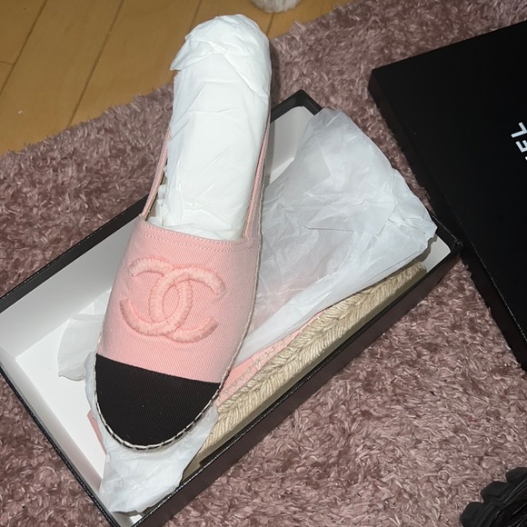 Chanel New never warn!! - Picture 2 of 5